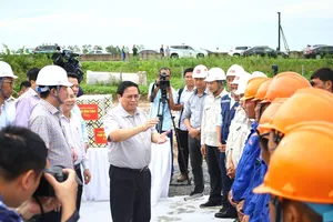PM checks progress of Can Tho - Ca Mau Expressway project