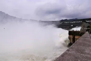 Hoa Binh hydroelectric plant to open additional sluice gate for water discharge