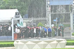 Delegations of HCMC leaders, people pay respects to Party General Secretary