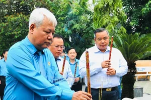Trade union members commemorate President Ho Chi Minh, President Ton Duc Thang