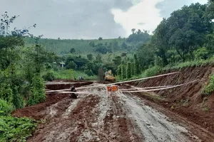 Severe landslides occur on two roads in Tuy Duc District, Dak Nong Province