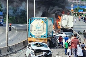 Multiple-vehicle collision occurs under Phu My Bridge