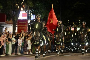 Thousands of people watch horse guards parade on Nguyen Hue Walking Street