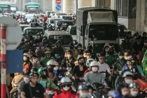 Workers rushing back home for National Day holiday