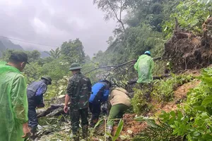 Landslide buries coach with 20 passengers on board in Cao Bang Province