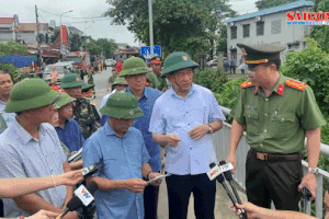 Eight vehicles fall into river, five injured, many missing in bridge collapse