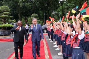 Top leader hosts welcome ceremony for Mozambican President