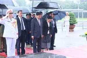 Lao leader pays tribute to President Ho Chi Minh