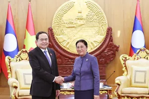Top legislator meets with incumbent, former leaders of Laos