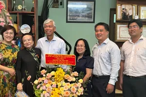 City's leader visits exemplary teacher on Vietnamese Teachers' Day