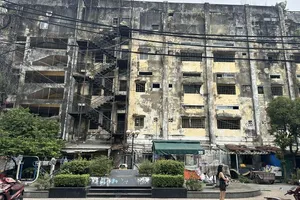 Residents face dangers of living in dilapidated apartments, hesitate to leave