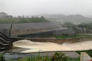 Thua Thien Hue's largest reservoir releases water to cope with flooding