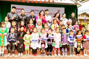 SGGP Newspaper shares difficulties with Cao Bang Province’s teachers, schoolers