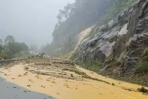 Persistent heavy rain causes severe landslides on Khanh Hoa’s Khanh Le Pass