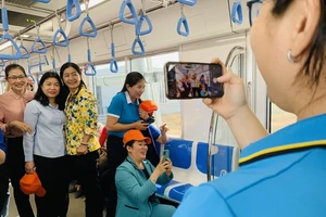 Residents joyfully enjoy final test runs of entire Metro Line 1