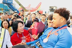 Vietnam men’s football team back home, Xuan Son promptly taken to hospital