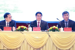 PM calls for diplomatic activities to serve growth target 