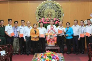 Delegation from HCMC visits officers, soldiers of Naval Region 4 Command