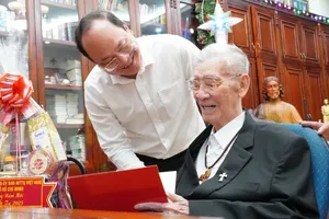 HCMC leaders pay pre-Tet visits to religious establishments, military units