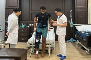 Xuan Son begins walking with crutches during leg recovery