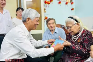 HCMC People's Committee Vice Chairman pays pre-Tet visits to veterans, orphans