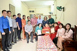 100-year-old resident receives congratulatory card from President of Vietnam