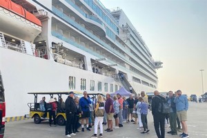 Over 1,200 foreign tourists arrive in Ha Long on cruises