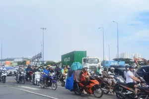 Traffic congestion occurs at gateways to Mekong Delta before Tet