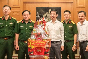 Military units pay pre-Tet visit to Sai Gon Giai Phong Newspaper