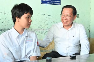 HCMC leader visits, extends Lunar New Year wishes to collectives, individuals