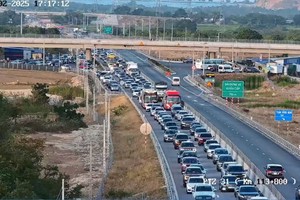 Nui Vung Tunnel on Cam Lam - Vinh Hao Expressway severely congested 