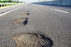 Ministry urges relevant units to repair damaged sections on expressways