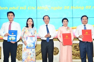 Ho Chi Minh City Party Secretary hands over personnel appointment decisions