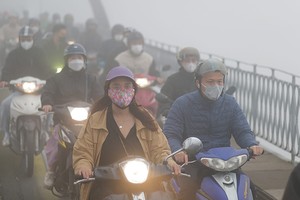 Persistent fog engulfing Hanoi causes inconvenience in daily life