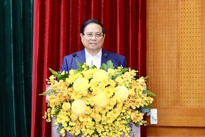 Prime Minister presides over ceremony announcing Politburo's decisions in HCMC