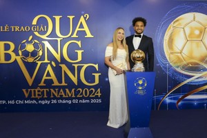 Hustle and bustle atmosphere at 2024 Vietnam Golden Ball Award gala's red carpet