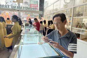 Gold ring sets another record of over VND94 million (US$3,699) per tael