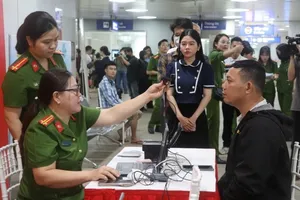 HCMC Police issue ID cards for citizens at Metro Line No. 1 stations