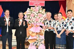 HCMC leaders extend wishes to traditional New Year festival of Laos