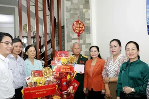 Ho Chi Minh City leaders pay visits to exemplary individuals