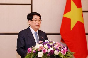 State President meets with Vietnamese community, businesses in Laos