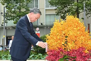 General Secretary To Lam offers incense in tribute to President Ho Chi Minh