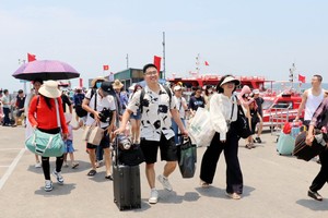 Vietnam’s top tourist destinations packed during national holiday's first days
