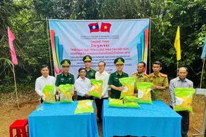 Rice seeds, gifts delivered to border residents in Laos