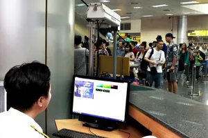 Noi Bai airport tightens epidemic controls to keep out new Covid-19 variant