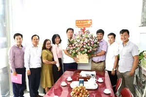 Dong Thap leaders visit press agencies in Mekong Delta