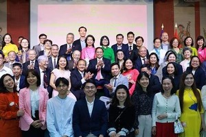 PM meets with Vietnamese community in France