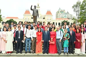 HCMC leaders offer flowers in tribute to President Ho Chi Minh on Press Day