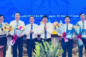 Chairman of HCMC People’s Council presents key official appointment decisions