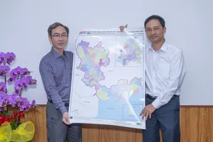 SGGP Newspaper donates administrative maps to Phu My Ward, HCMC